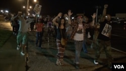 晚间的抗议活动基本平和，抗议人数逐渐减少。(美国之音杨晨拍摄)