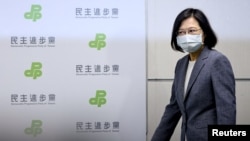 资料照片：台湾总统、民进党人蔡英文在地方选举当天进入台北的记者会会场。(2022年11月26日)