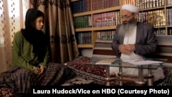 جریان مصاحبۀ ازوبل یانگ با نذیر احمد حنفی عضو ولسی جرگه افغانستان
Photo credit: Laura Hudock for VICEon HBO