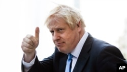 Perdana Menteri Inggris Boris Johnson memberi isyarat ketika dia berangkat dari Hudson Yards, di New York, Selasa, 24 September 2019. (Foto: Associated Press)