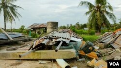 រូបឯកសារ៖ សំណល់ផ្ទះរបស់ពលរដ្ឋក្នុងសង្កាត់អូរក្រសារ ខេត្តកែប ដែលត្រូវបានព្យុះវាយកម្ទេច កាលពីខែកក្កដា ឆ្នាំ២០២១។ (ស៊ុន ណារិន/វីអូអេ)