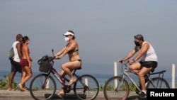 巴西里约热内卢的民众骑自行车在户外活动（路透社2020年6月12日）