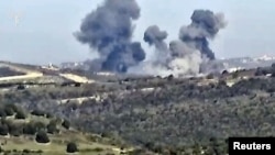 以色列武装部队称对黎巴嫩某地点的真主党目标进行空袭后冒出浓烟。