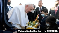 Papa Francis akiwasili kukutana na Kiongozi Mkuu wa dhehebu la Shia, Ayatollah Ali al-Sistani, huko Najaf, IrakiMarch 6, 2021. Picha kwa hisani ya Vatican Media/­kupitia REUTERS 