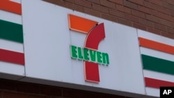 ປ້າຍ​ຮ້ານສະ​ດວກ​ຊື້ 7 Eleven.