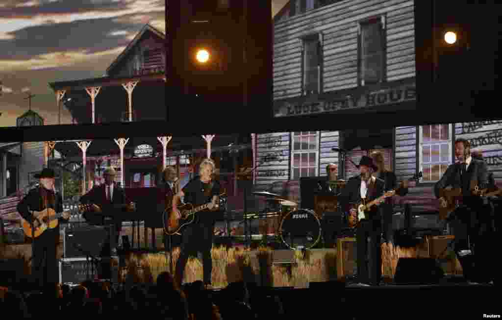 Willie Nelson, Kris Kristofferson, Merle Haggard and Blake Shelton perform "Mamas Don't Let Your Babies Grow Up To Be Cowboys" at the 56th annual Grammy Awards in Los Angeles, Jan. 26, 2014.