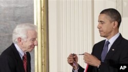 奥巴马给宾州州立大学教授本科维奇授奖，表彰他在有机化学上的成就