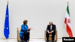 캐서린 애슈턴 유럽연합 외교안보고위대표와(왼쪽) 모하마드 자바드 자리프 이란 외교부 장관이 15일 스위스 제네바에서 핵협상 회의 시작에 앞서 이야기를 나누고 있다. 