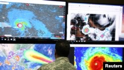 多米尼加共和国紧急行动委员会工作人员密切关注飓风艾玛的走向 (2017年9月5日)