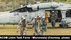 美国运输司令部司令、空军上将里德(前排左挥手者)访问位于关岛的马里亚纳群岛联合区总部。(2025年6月3日)