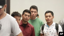 2019年4月2日，来自危地马拉的寻求庇护者在德克萨斯州埃尔帕索等待登上一辆灰狗巴士。