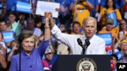 جو بایدن معاون رئیس جمهوری آمریکا (راست) و هیلاری کلینتون در گردهمایی حزب دموکرات در پنسیلوانیا - ۱۵ اوت ۲۰۱۶ 