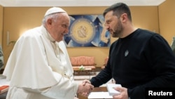 دیدار ولودیمیر زلنسکی رئیس‌ جمهوری اوکراین با پاپ فرانسیس رهبر کلیسای کاتولیک در واتیکان – ۱۳ مه ۲۰۲۳ 