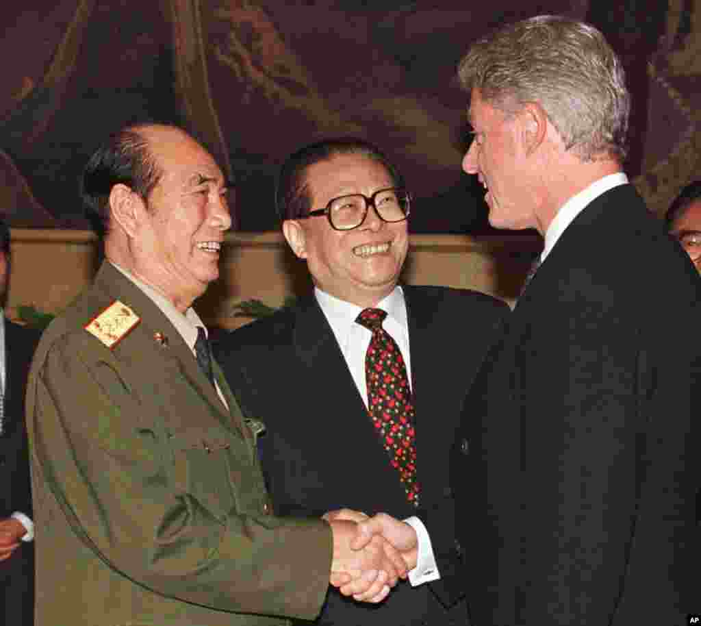 1998年6月27日，中国主席江泽民在北京的国宴之前向美国总统克林顿介绍中国军委副主席张万年。海外中文媒体报道说， 在中共领导层换届的十六大上，张万年上将提出&ldquo;特别动议&rdquo;，与会的许多将军代表支持，让江泽民留任军委主席。中国官媒没有证实此事，但后来的事实是，江泽民又当了两年多军委主席，一直到2005年3月辞职。美国的中国军事问题专家金德芳(JUNE DRYER)2001年7月对美国之音说： 江泽民提拔将领很谨慎，提拔起来的人都是忠于他的，所以高级将领大多数是他的人马。