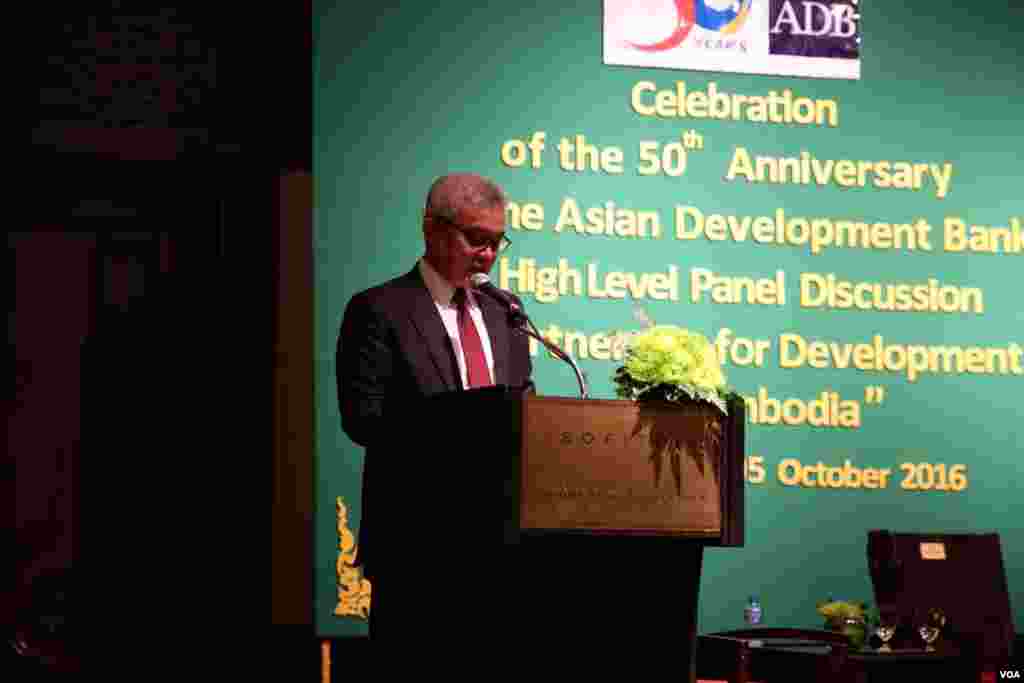 ឯកឧត្តម​បណ្ឌិត អួន ព័ន្ធមុនី​រ័ត្ន ទេសរដ្ឋមន្រ្តី​រដ្ឋមន្រ្តី​ក្រសួង​សេដ្ឋកិច្ច​និង​ហិរញ្ញវត្ថុ​ ថ្លែង​បិទ​កម្មវិធី​ខួប​គម្រប់​៥០ឆ្នាំ និង​វេទិកាពិភាក្សា​កម្រិត​ជាន់​ខ្ពស់​របស់ ធនាគារ​អភិវឌ្ឍ​អាស៊ី​ (ADB)​ នៅ​សណ្ឋាគារ​សូហ្វ៊ី​តែល​ភ្នំ​ពេញ​ភូគីត្រា កាល​ពី​ថ្ងៃ​ទី ០៥ តុលា ២០១៦។ (ទុំ ម្លិះ/VOA)&nbsp;