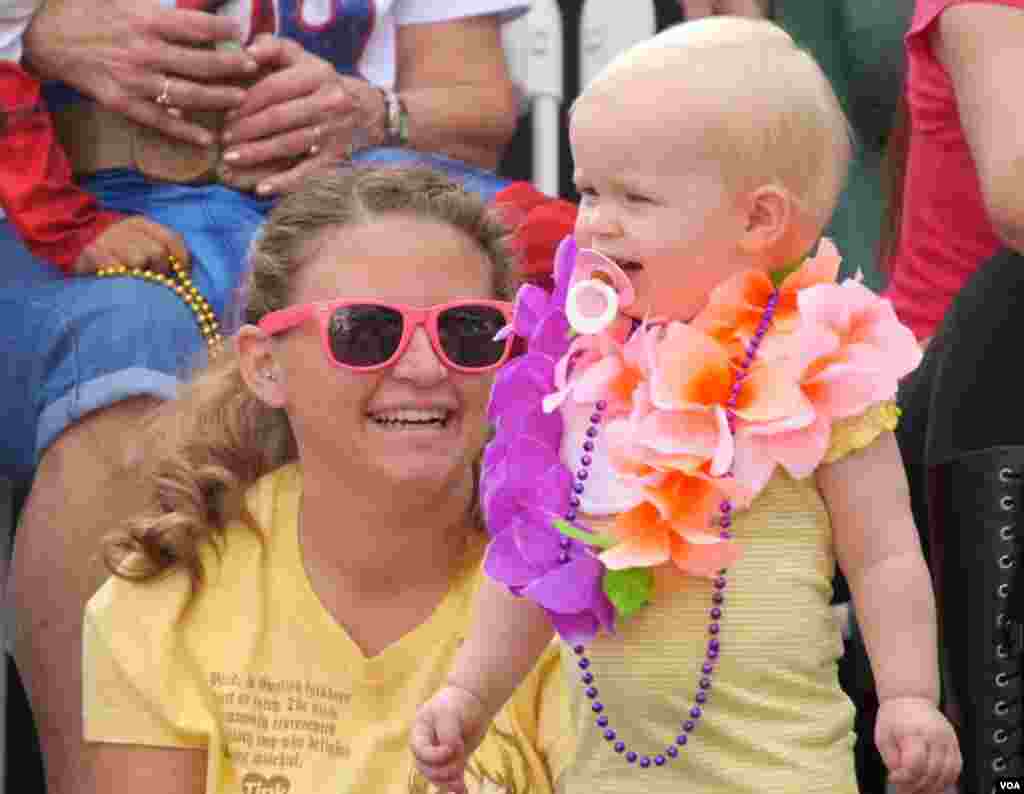 可爱的花环小女孩（美国之音国符拍摄）