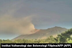 Gunung berapi Kanlaon memuntahkan gas ke udara terlihat dari pos pengamatan di Kota Canlaon di Provinsi Negros Oriental di Filipina tengah. (Foto: Institut Vulkanologi dan Seismologi Filipina/AFP)