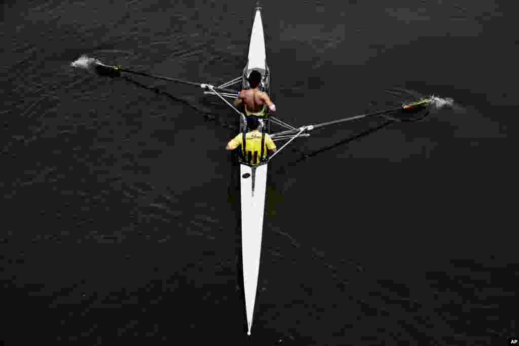 Seorang pria Mesir mendayung perahu di sepanjang Sungai Nil di Kairo.