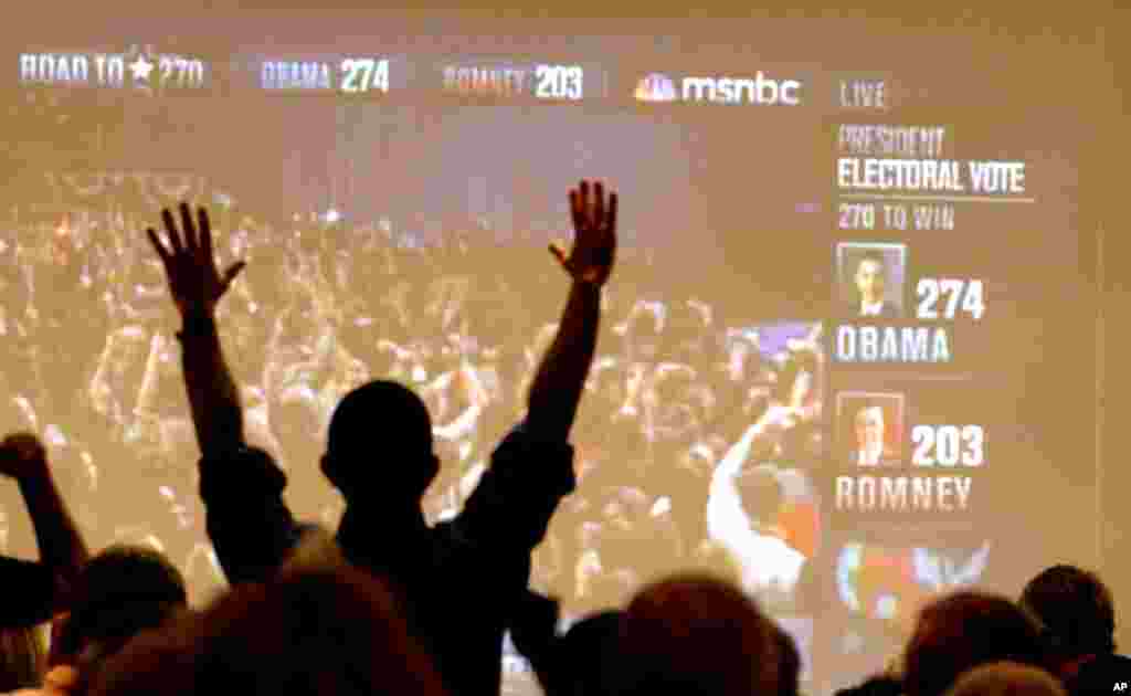 Arizona Demokratları Tukson şəhərində Barak Obamanın qələbəsini bayram edir. 6 noyabr, 2012.