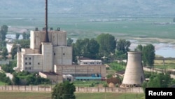 지난 2008년 6월 냉각탑(오른쪽) 폭파를 앞두고 촬영한 북한 영변 핵 시설. (자료사진)