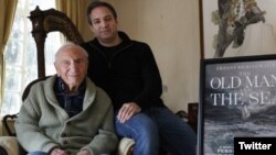 آقای «اِی ای هاچنر» به همراه پسرش 