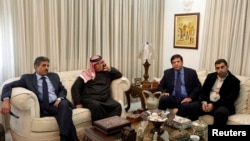 Safi al-Kasaesbeh (dua dari kiri), ayah dari Muath al-Kasaesbeh, pilot jet tempur Yordania yang ditahan militan ISIS (Foto: dok).