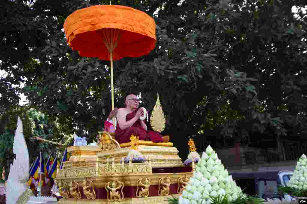 ព្រះសង្ឃ​នៅ​វត្ត​បទុម​វត្តី​ចូលរួម​ក្នុង​ពិធី​ដង្ហែ​ក្បួន​មួយ​នៅ​ថ្ងៃ​បុណ្យ​មាឃបូជា នៅ​ក្រុង​ភ្នំពេញ នា​ថ្ងៃ​អង្គារ ទី​១៩ ខែ​កុម្ភៈ​ ឆ្នាំ២០១៩។ (ណឹម សុភ័ក្រ្តបញ្ញា/VOA) 