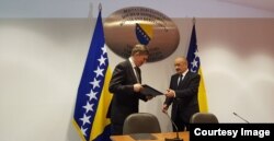 Wigemark uručuje Bevandi Izvještaj o BiH za 2018.