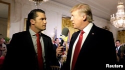 资料图片：特朗普2017年4月6日在白宫接受当时福克斯新闻主持人皮特·海格塞斯采访。海格塞斯已获得特朗普提名出任下一任美国国防部长。