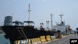 រូបថត​មិន​មាន​កាល​បរិច្ឆេទ​នេះ​​ ដែល​ត្រូវ​​ផ្តល់​ឱ្យ​ដោយ​ក្រសួង​យុត្តិធម៌​អាមេរិក កាល​​ពី​ថ្ងៃ​ទី​៣០ ខែ​កក្កដា ឆ្នាំ​២០២១ បង្ហាញ​នាវា​​ឈ្មោះ​ M/T Courageous សំចត​នៅ​ទី​តាំង​ដែល​គេ​មិន​បញ្ជាក់​មួយ​កន្លែង។