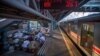 Para jemaah salat Idulfitri di peron stasiun kereta, di Jakarta, Kamis, 13 Mei 2021. (Foto: Aditya Pradana Putra/Antara Foto via Reuters)