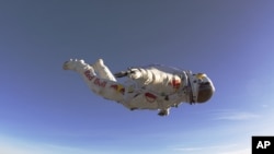 Felix Baumgartner, warga Austria saat melakukan terjun bebas dari ketinggian 38 kilometer di atas New Mexico, AS (14/10).