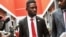 Bobi Wine, au centre, arrive pour prendre la parole au siège de la National Unity Platform à Kampala, en Ouganda, le 31 août 2020. 