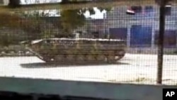 Foto yang diambil dari video amatir ini dirilis oleh Jaringan Berita Shaam, yang menunjukkan kendaraan lapis baja tentara Suriah yang masih berjaga di Idlib, Suriah (12/4).