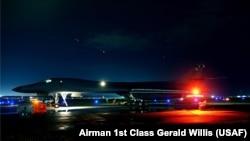 美国空军一架B1-B轰炸机准备从关岛的安德森空军基地起飞。（2017年7月30日）