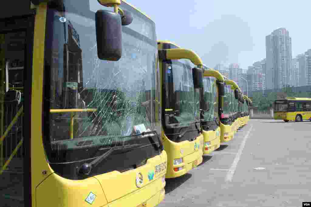 天津爆炸事故现场，核心爆炸区周围多座居民楼窗户被震碎，高速公路桥梁受损，多辆大货车被炸翻，小汽车起火或被砸，多名当地居民仍逗留在事故现场。（美国之音记者东方拍摄）