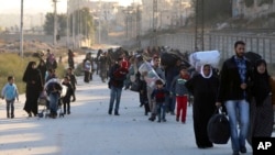 지난 27일 시리아 알레포 동부 지역을 탈출하는 주민들이 반군 점령 지역을 떠나 쿠르드 민병대 점령 지역으로 들어서고 있다.