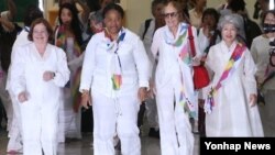 남북 비무장지대(DMZ)를 걸어서 건너는 행사를 진행하는 위민크로스DMZ(WCD) 참가자들이 24일 오후 경의선 군사분계선(MDL)을 넘어온 후 경기도 파주시 경의선 남북출입사무소를 통해 입경하고 있다.