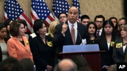 Seneta Cory Booker, mdemocrat akizungumza juu ya suala la DACA