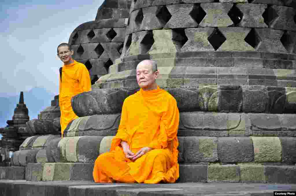 Dua biarawan di Candi Borobudur. Kiriman: Prasetyo Wibowo, Jakarta (2252829).