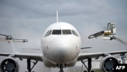 Un Airbus A320 à l'aéroport Roissy Charles-De-Gaulle. (Photo prise le 8 décembre 2014)