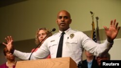 El jefe de policía de Charlotte Kerr Putney anunció que la detención del sospechoso se realizó gracias a videos de seguridad.