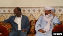 ARCHIVES-Iyad Ag Ghali, à droite, le chef d'Ansar Dine, rencontre le ministre des Affaires étrangères burkinabè Djibril Bassolé à Kidal, au nord du Mali, le 7 août, de 2012.