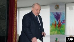 Rais wa Belarus Alexander Lukashenko, katika picha hii anaonekana akipiga kura katika uchaguzi wa bunge na madiwani, Februari 25, 2024.