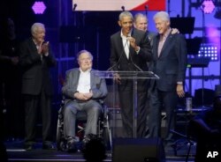 五名美国前总统出席德克萨斯州为数场飓风灾民举办的演唱会，左起：卡特、老布什、奥巴马、小布什和克林顿。（2017年10月21日）