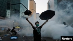 9月28日，香港占中抗议者与警方发生冲突，警察使用催泪弹驱散学生。