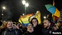 Pripadnici LGBTQ populacije i njihove pristalice slave ispred grčkog parlamenta, 15. februara 2024. (Foto: REUTERS/Louisa Gouliamaki)