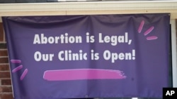 Pada foto yang diambil pada 1 September 2021 ini sebuah poster yang menyatakan "Aborsi adalah tindakan legal, klinik kami buka" terpasang di salah satu klinik khusus kesehatan wanita di Fort Worth, Texas. Texas telah meloloskan UU yang melarang tindakan aborsi. (Foto: AP)