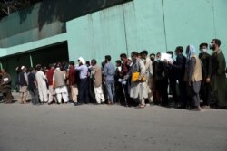 هم‌زمان با گزارش‌ها از ورود طالبان به کابل، خبرگزاری آسوشیتدپرس می‌گوید این صف افغان‌ها در مقابل سفارت ایران در کابل برای دریافت ویزای ایران است. آنها باید ساعت‌ها در این صف منتظر بمانند - یکشنبه ۲۴ مرداد ۱۴۰۰.