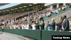 전승절 열병식을 지켜보고 있는 북한 김정은과 당군 고위간부